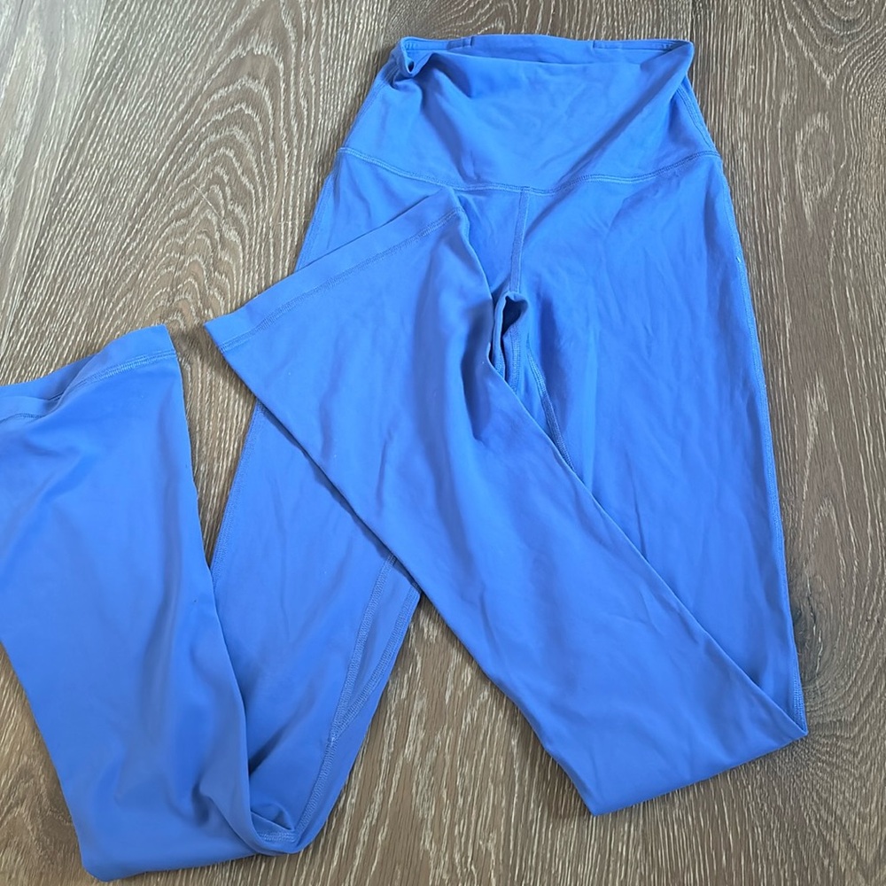 Lululemon size 2, doesn’t fit me, no tag, great condition no stains